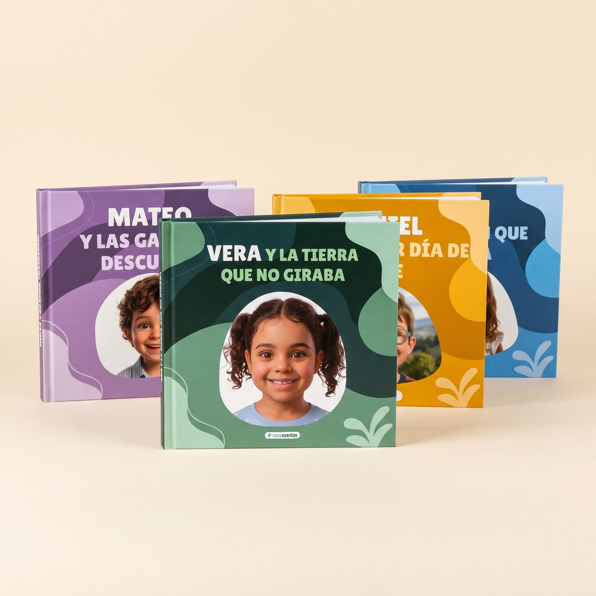 Cuatro cuentos personalizados de tapa dura en fila, uno por color: verde, malva, amarillo y azul